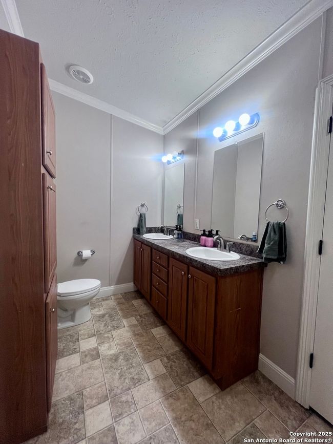 8990 Fm 2146, House other with 4 bedrooms, 2 bathrooms and null parking in Jourdanton TX | Image 16