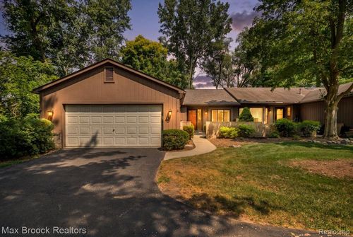 1032 Oak Pointe Dr, Waterford, MI, 48327-1627 | Card Image
