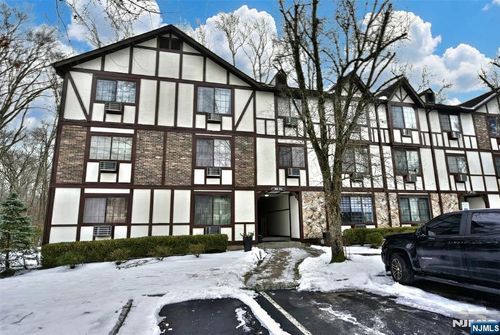 907 Thoreau Ct, Mahwah, NJ, 07430-2358 | Card Image