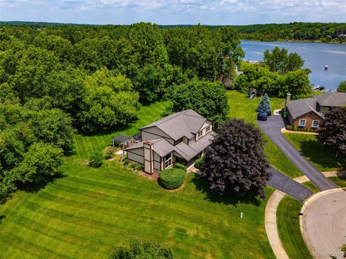 2206 Estates Dr, Highland, MI, 48357-4954 | Card Image