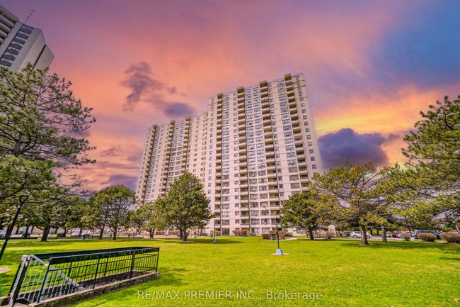 1003 - 390 Dixon Rd, Condo with 2 bedrooms, 1 bathrooms and 1 parking in Etobicoke ON | Image 33