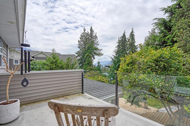 1011 Tobermory Way, House other with 5 bedrooms, 3 bathrooms and 6 parking in Squamish BC | Image 11