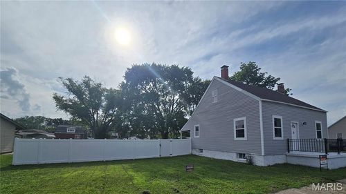 923 S High St, Belleville, IL, 62220-2127 | Card Image