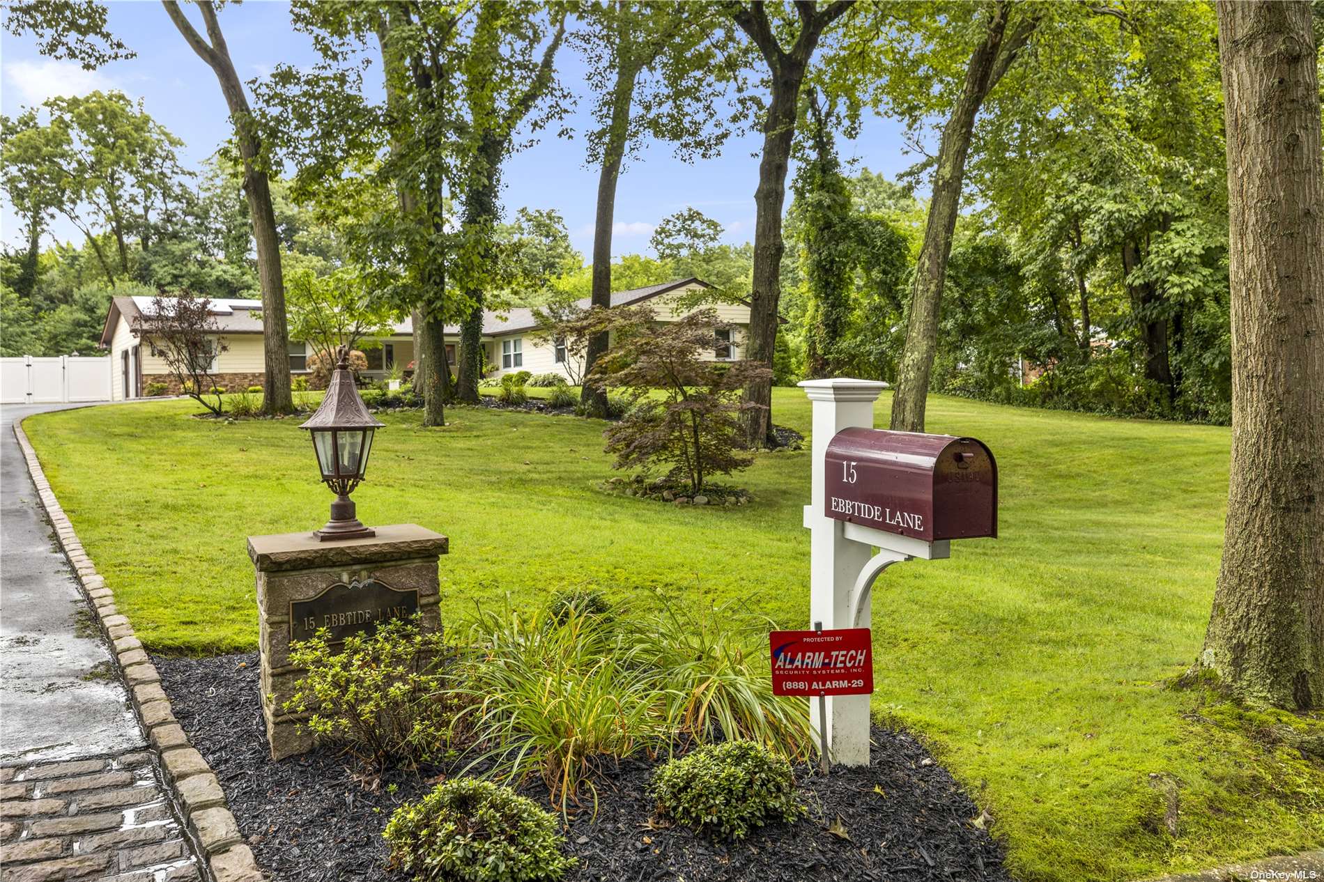 Ebbtide Ln, Dix Hills, NY 11746