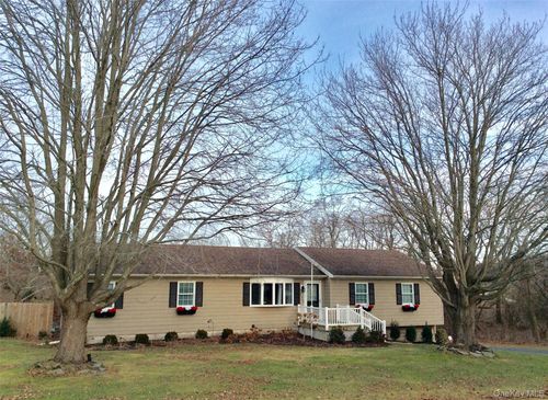 144 Manor Ln, Riverhead, NY, 11901-5647 | Card Image