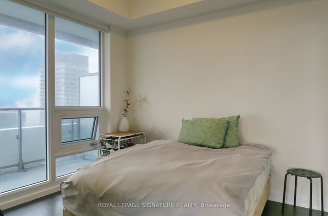 3909 - 2221 Yonge St, Condo with 2 bedrooms, 2 bathrooms and 1 parking in Toronto ON | Image 4