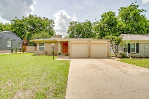2812 Ryan Place Dr, Fort Worth, TX, 76110-3127 | Card Image