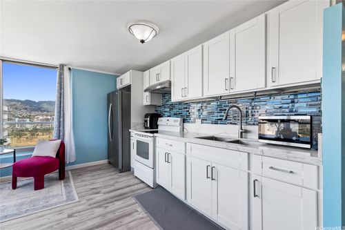 apt-1902-2421 Tusitala St, Honolulu, HI, 96815-3107 | Card Image