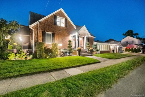 122 Hoffman St, Valley Stream, NY, 11580-3712 | Card Image