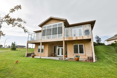 1203 Whispering Greens Pl, House detached with 4 bedrooms, 3 bathrooms and 4 parking in Vulcan AB | Image 2