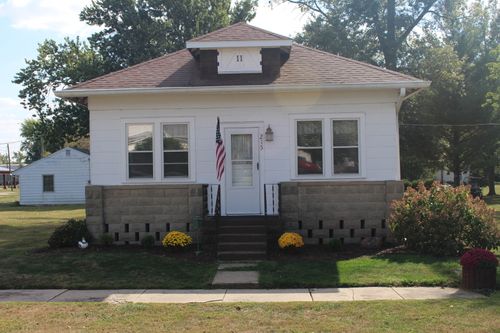 215 North St, Weldon, IL, 61882-4612 | Card Image