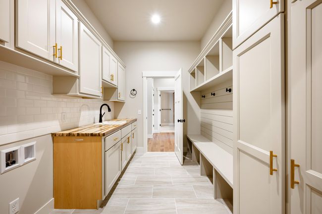 Mudroom/Laundry | Image 25