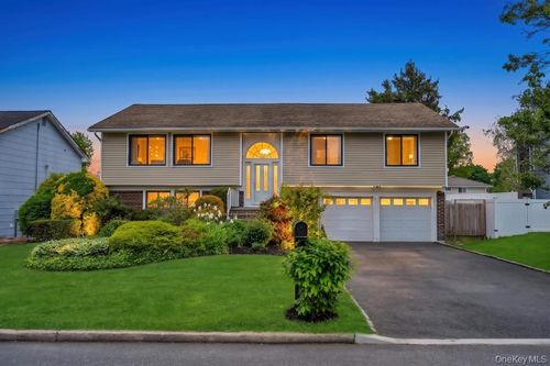 43 Hitching Post Ln, Glen Cove, NY, 11542-1625 | Card Image