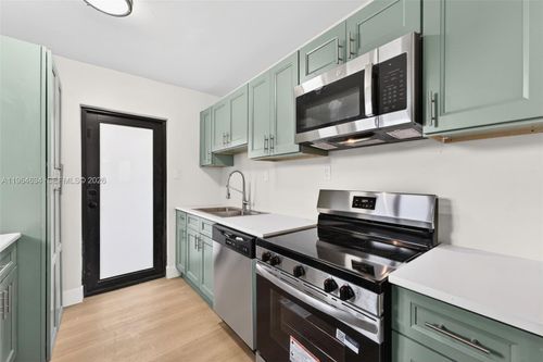 front-555 Nw 94th St, Miami, FL, 33150 | Card Image