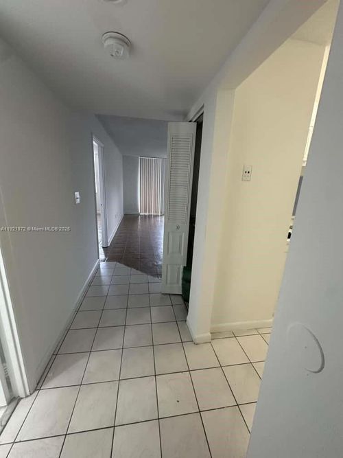 214-484 Nw 165th Street Rd, Miami, FL, 33169-6461 | Card Image