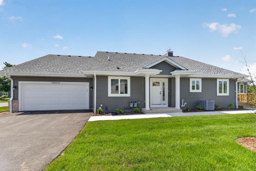 W206N16178 Stonebrook Dr, Jackson, WI, 53037-8935 | Card Image
