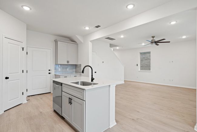 639 Backstays Loop, House other with 3 bedrooms, 3 bathrooms and 4 parking in Kyle TX | Image 5