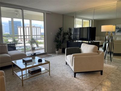 909 - 100 Golden Isles Dr, Condo with 1 bedrooms, 1 bathrooms and null parking in Hallandale Beach FL | Image 3