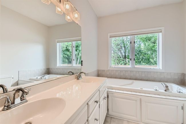 Soaking Tub and stand alone shower | Image 18