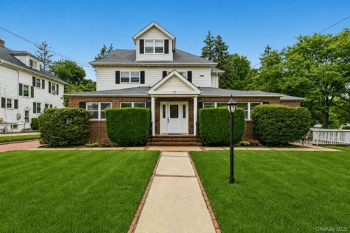 77 Andrew St, Manhasset, NY, 11030-2309 | Card Image