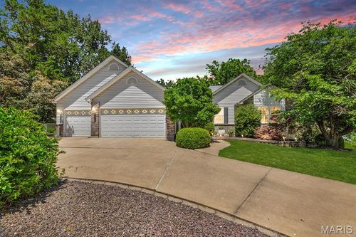 9 Fawn Valley Cir, Saint Peters, MO, 63376-7925 | Card Image