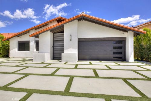 9450 Tampa Ave, Northridge, CA, 91324-2746 | Card Image