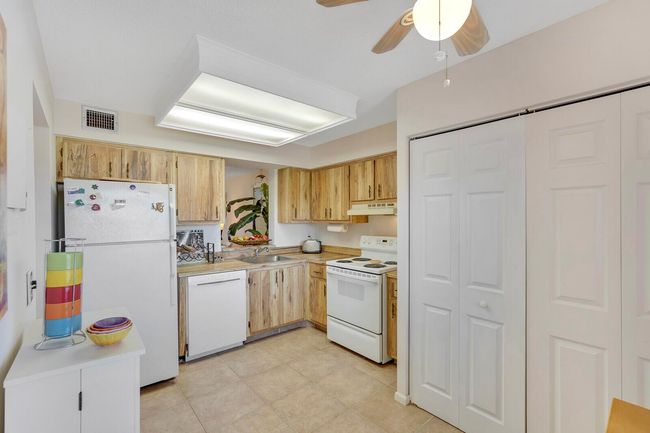 APT-301 - 7300 Lake Circle Dr, Condo with 2 bedrooms, 2 bathrooms and null parking in Margate FL | Image 11