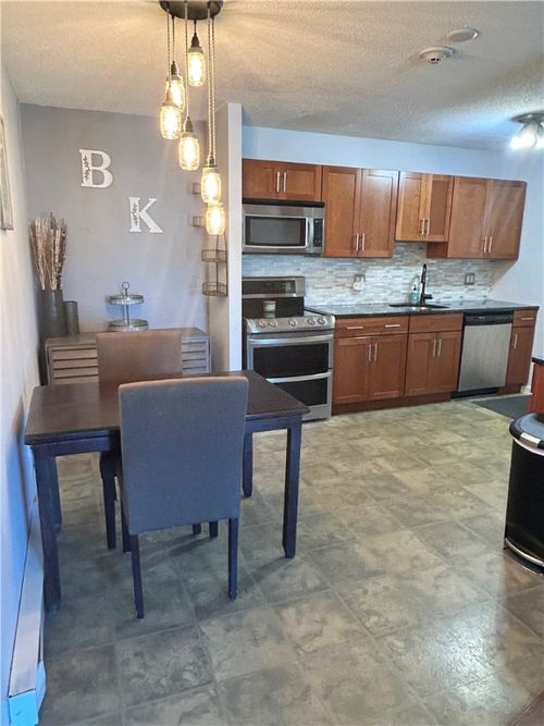 apt-2-5 Apple Valley Pkwy, Greenville, RI, 02828-2410 | Card Image
