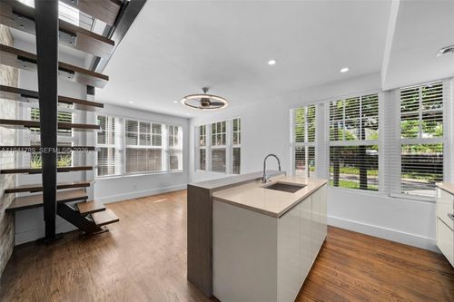 apt-1-739 2nd St, Miami Beach, FL, 33139-7068 | Card Image