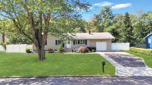 3 Cedar St, Brookhaven, NY, 11719-9601 | Card Image