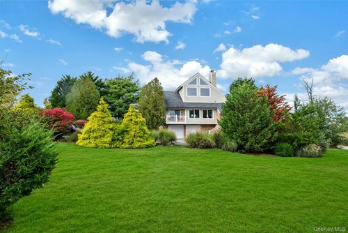 33 Old Canoe Place Rd, Hampton Bays, NY, 11946-1636 | Card Image