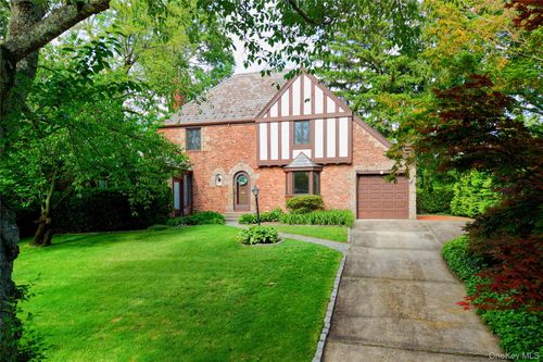 142 Mill Spring Rd, Manhasset, NY, 11030-3618 | Card Image
