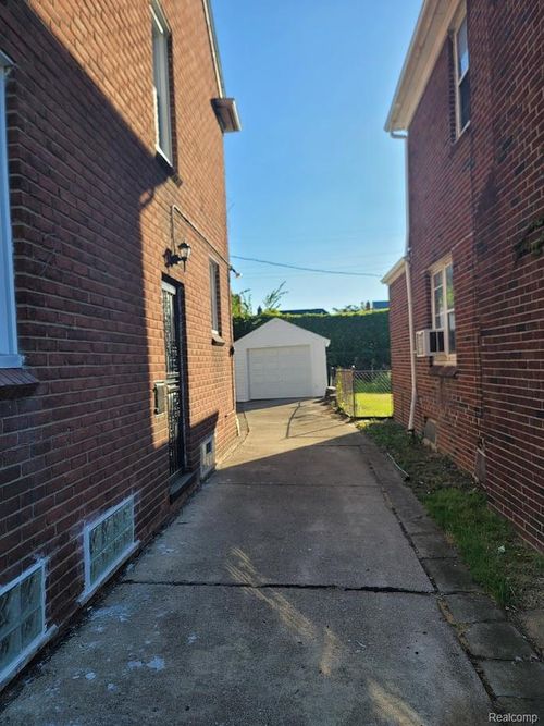 18700 Hartwell St, Detroit, MI, 48235-1374 | Card Image