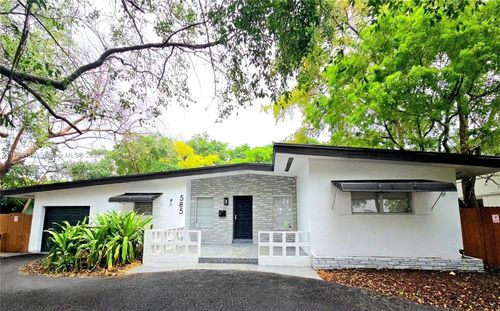 585 Ne 138th St, North Miami, FL, 33161-3730 | Card Image