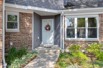 2542 Live Oak Lane, Townhouse with 3 bedrooms, 2 bathrooms and 2 parking in Buffalo Grove IL | Image 2