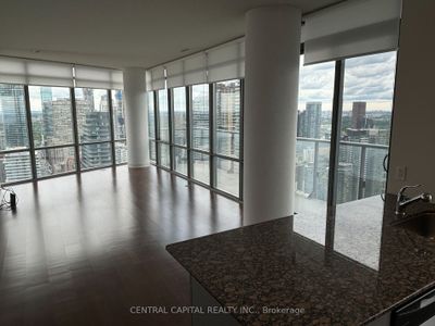 4805 - 832 Bay St, Condo with 2 bedrooms, 2 bathrooms and 1 parking in Toronto ON | Image 3