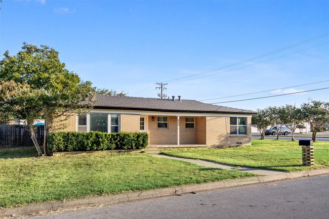 Ranch-style house with a front lawn | Image 38