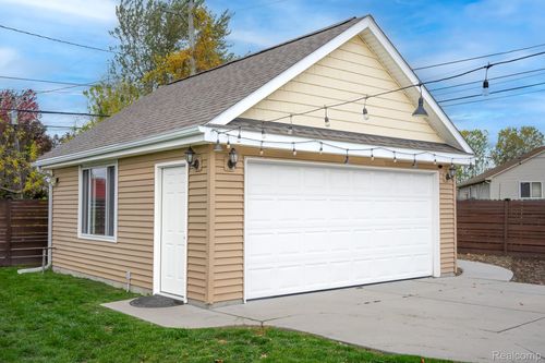 17921 Oakdale St, Roseville, MI, 48066-3820 | Card Image