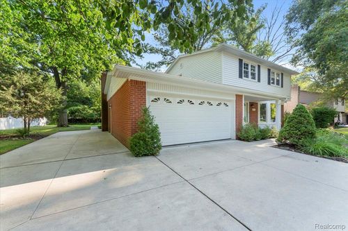 8751 Woodside Dr, Grosse Ile, MI, 48138-1707 | Card Image
