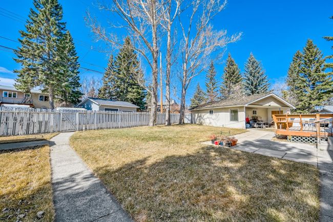 5407 Ladbrooke Drive Sw, Home with 3 bedrooms, 1 bathrooms and 6 parking in Calgary AB | Image 23