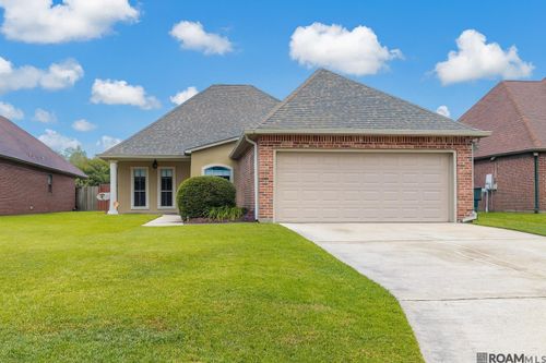 10067 Angela Dr, Denham Springs, LA, 70706-1831 | Card Image