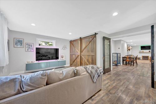 115 W Elmwood, Leonard, MI, 48367-7708 | Card Image