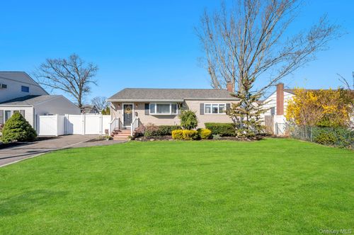 28 Saint Joseph Ave, Ronkonkoma, NY, 11779-5625 | Card Image