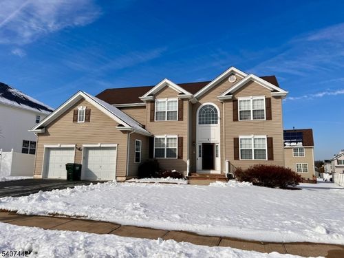 4 Cobblers Cir, Franklin Park, NJ, 08823-1737 | Card Image