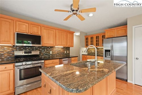 517 Willow Trl, Boone, NC, 28607-6455 | Card Image