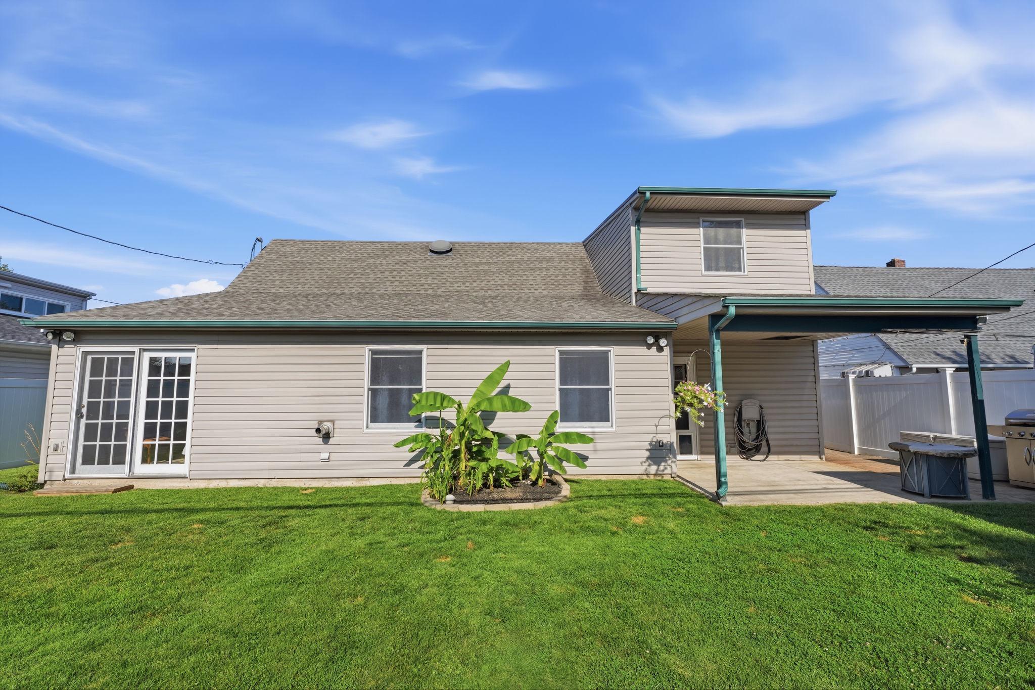 Residential in LEVITTOWN 3