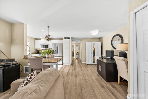6825 SE Se Cougar Mountain Way, Bellevue, WA, 98006-5620 | Card Image