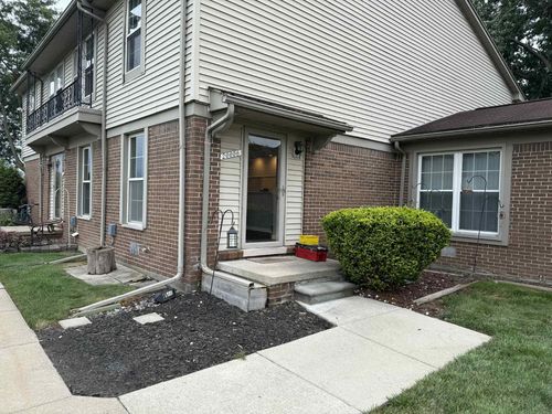 20006 Village Green Ct, Brownstown Twp, MI, 48183-5043 | Card Image