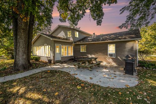 7842 Main St, Newaygo, MI, 49337-8286 | Card Image
