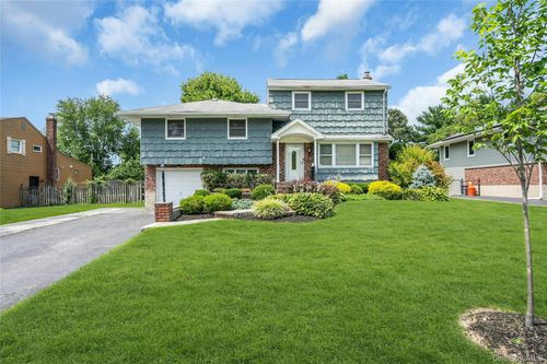 4 Crabapple Ln, Commack, NY, 11725-2404 | Card Image